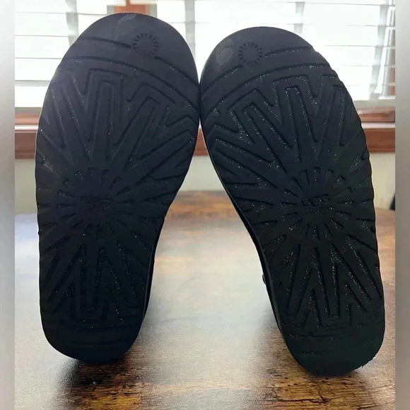 UGG | ladies classic short Sparkles boot. Size: 4 - Picture 6 of 11